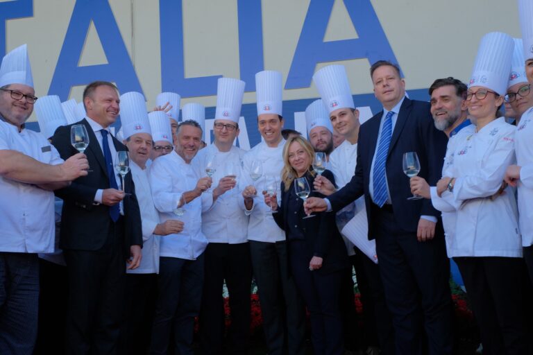 Chefs italiens et représentants institutionnels lors du lancement de la candidature Unesco de la cuisine italienne à Vinitaly