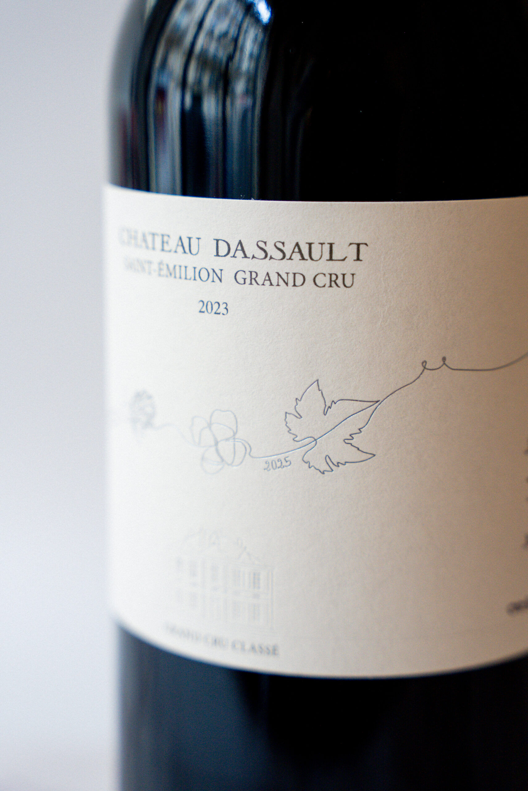 Château Dassault présente un magnum anniversaire signé Coline Gaulot